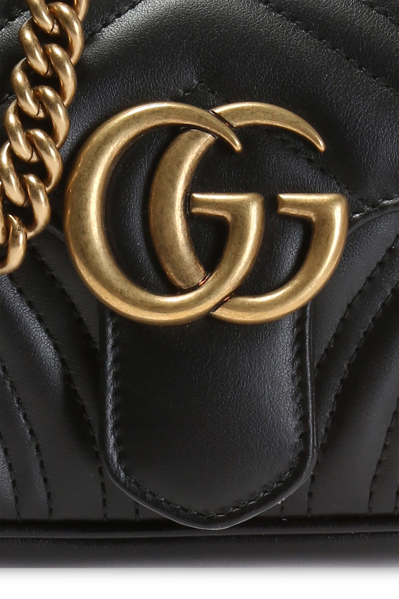 ショルダーバッグ・ポシェット GG marmont patent leather shoulder bag with frontal gg logo Gucci GG Marmont Matelassé Shoulder Bag